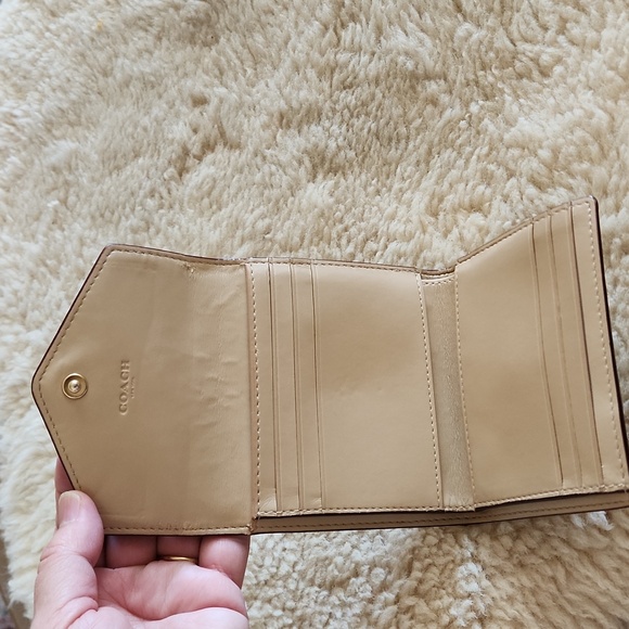 Beautiful Coach Signature with Floral Design Tri-fold Wallet 🧡🌸🤎 - Picture 6 of 12